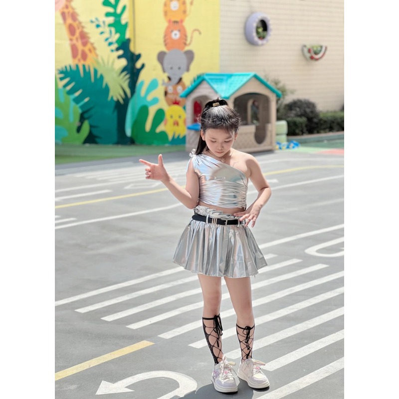 Street Fashion Kpop - ジャズ Kpop ダンス衣装女の子シルバークロップトッププリーツスカートセットファッション滑走路ショー衣装子供ストリートクールストリートウェア